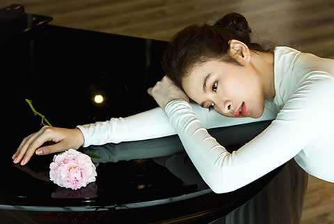 Bộ ảnh gần như lột tả được vẻ đẹp mong manh, những góc cạnh đầy biểu cảm, nội tâm sâu lắng của Angela Phương Trinh.