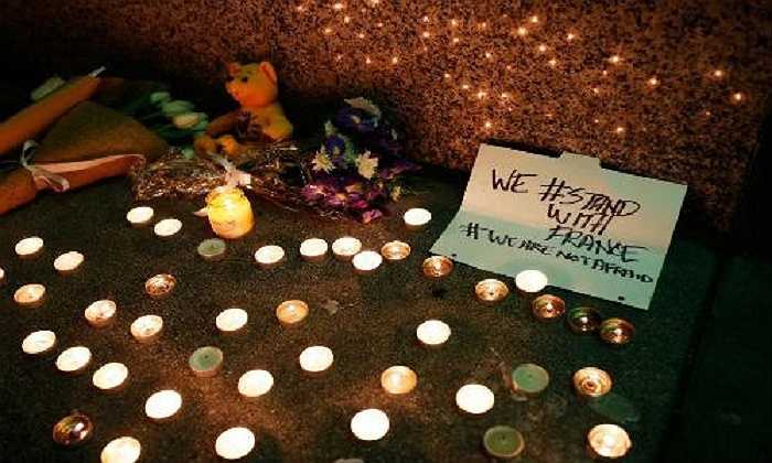 Người dân trên khắp nơi đã đặt hoa và nến tưởng niệm các nạn nhân thiệt mạng trong vụ khủng bố ở Paris gây chấn động cả thế giới