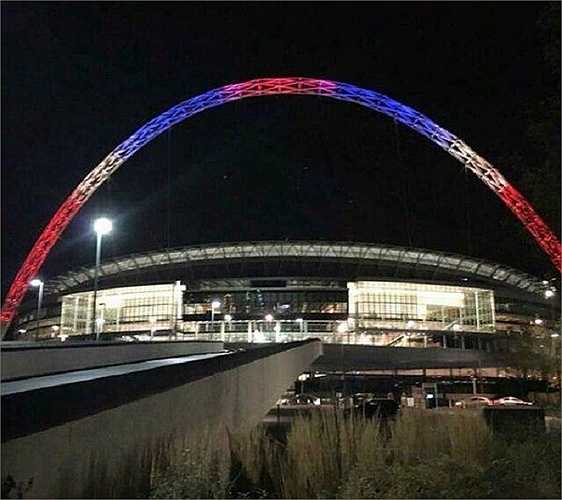 Mái vòm của sân vận động Wembley nổi tiếng ở thủ đô London, Anh cũng chuyển màu thể hiện sự chia sẻ của người Anh