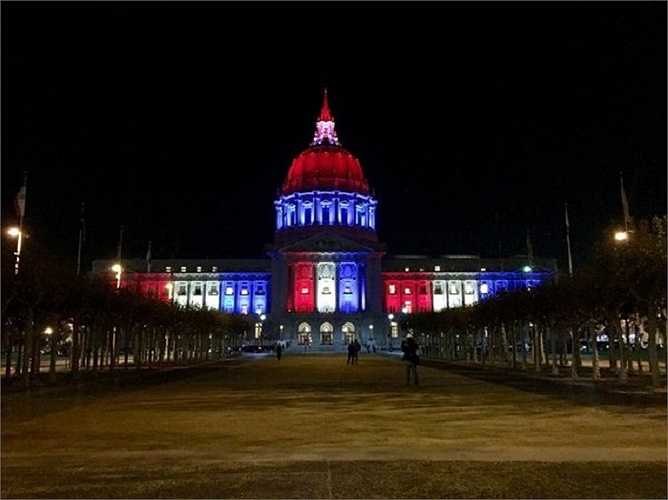Tòa thị chính San Francisco, Mỹ rực sáng với màu cờ Pháp