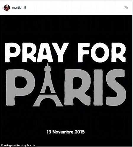 Cầu thủ người Pháp Anthony Martial cũng đăng tải một bức ảnh thể hiện nỗi đau buồn của một công dân Pháp