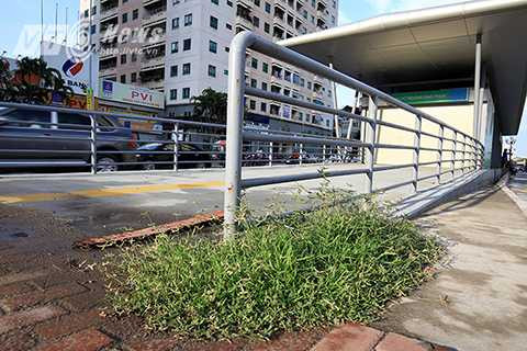 Nguyên nhân dẫn đến thực trạng xuống cấp của các nhà chờ là do ban quản lý dự án trong quá trình thi công đã không rào chắn, bảo vệ công trình, tại hầu hết các nhà chờ đều không có người trông coi, bảo vệ.