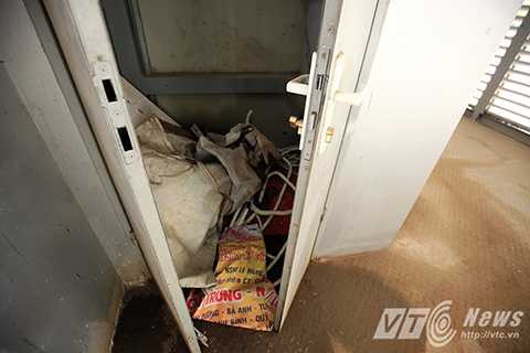 Lợi dụng điều đó, nhiều người dân vô ý thức thậm chí còn phóng uế bừa bãi trong khu vực nhà chờ.