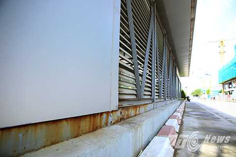 Bằng mắt thường cũng có thể nhìn thấy thực trạng xuống cấp của nhà chờ xe buýt được đánh giá là ‘5 sao’ này.