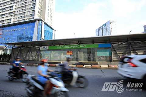 Nhà chờ Hoàng Đạo Thúy trên đường Lê Văn Lương cũng đang rơi vào tình trạng xuống cấp khi trần nhà bị dột, khu sàn nhà ứ đọng nước bẩn.