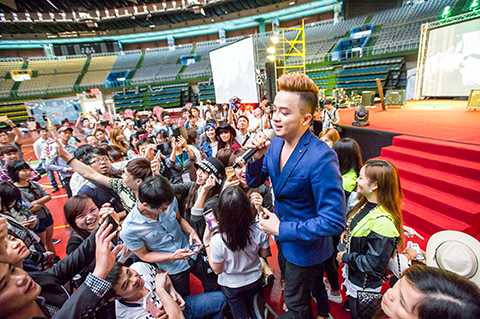 Là một trong những gương mặt nghệ sĩ đặc biệt được mời tham dự chương trình “Liên hoan cuộc thi tài năng của bốn quốc gia năm 2015” diễn ra vào hôm 15/11 tại sân vận động Đào Viên, Cao Thái Sơn đã có phần biểu diễn hết sức máu lửa phục vụ khán giả kiều bào đang làm việc và sinh sống tại Đài Loan. 