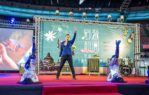 Sau khi phát hành “Anh Vẫn Yêu Em Như Ngày Đầu Tiên” và kết thúc chuyến biểu diễn tại Đài Loan, Cao Thái Sơn tiếp tục lên đường với những chuyến lưu diễn kéo dài đến hết Tết âm lịch tại Úc, Châu Âu, Mỹ...