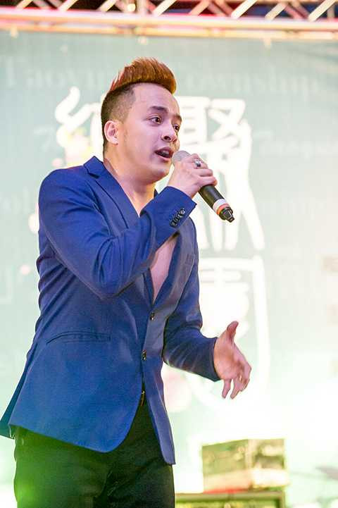 Anh đã hát liên tiếp các ca khúc hit đang được yêu thích nhất cùng sự góp mặt của vũ đoàn Hoàng Thông, đem đến cho chương trình một không khí sôi động.