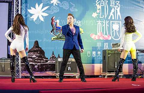 Với giọng hát đầy nội lực, phong cách biểu diễn sung sức cùng ngoại hình sáng sân khấu, Cao Thái Sơn đã nhận được sự cổ vũ rất nồng nhiệt từ người hâm mộ.