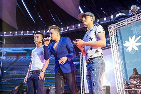 Không những hát, nam ca sĩ Con Đường Mưa còn dành thời gian để giao lưu với khán giả tại đây. Sự gần gũi, thân thiện và “chịu chơi” của Cao Thái Sơn rất được lòng những khán giả có mặt xem chương trình.