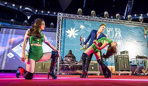 Cao Thái Sơn trình diễn các ca khúc sôi động cùng những vũ công rất nóng bỏng và gợi cảm.