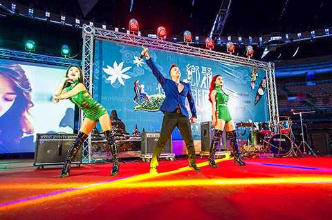 Sau hai năm vắng bóng trong showbiz Việt vì bận rộn với những chuyến lưu diễn và các dự án âm nhạc riêng, giọng ca Con Đường Mưa vừa chính thức đánh dấu sự trở lại bằng album Anh Vẫn Yêu Em Như Ngày Đầu Tiên. 