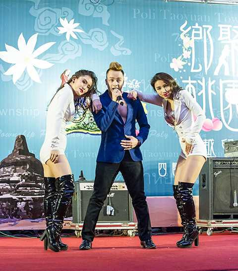 Tuy chỉ mới phát hành Album vào ngày 12/11 vừa qua nhưng “Anh Vẫn Yêu Em Như Ngày Đầu Tiên” đã nhận được những phản hồi tích cực từ khán giả.