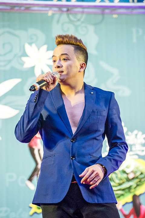 “Anh Vẫn Yêu Anh Như Ngày Đầu Tiên” là một album bao gồm 10 ca khúc (trong đó có 2 ca khúc remix bonus) và tặng kèm 5 MV. Phần lớn bài hát trong album là các bản pop ballad với các sáng tác độc quyền của các nhạc sĩ tên tuổi trên thị trường như Nguyễn Hồng Thuận, Bảo Thạch, Nguyễn Văn Chung, Nguyễn Đình Vũ…