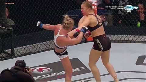 Cú đá “kết liễu” của Holm dành tặng Rousey sau nhiều lần ức chế vì bị Rousey chỉ trích.