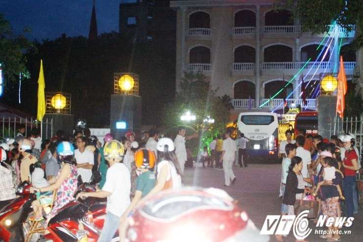 Rất đông người hiếu kỳ đến xem sự việc khiến của phố nhốn nháo.