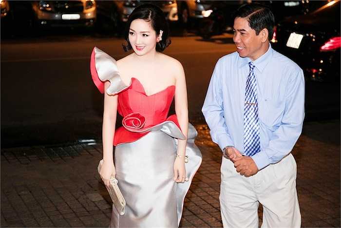 Cô diện một bộ đầm trễ nải với gam màu đỏ, xám.