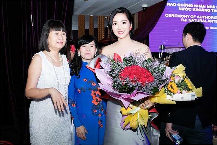 Cùng ngắm thêm những hình ảnh sexy của Hoa hậu Đền Hùng trong đêm tiệc: