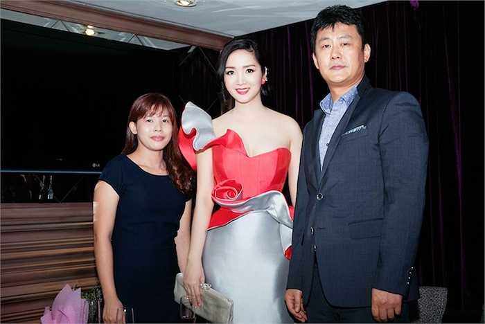 Thiết kế lệch vai giúp mỹ nhân U50 khoe được vẻ sexy nóng bỏng.