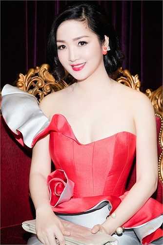 Làn da trắng hồng, mượt mà không tỳ vết.