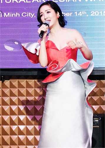 Cô cũng gây ấn tượng với màn biểu diễn ca khúc 'Người yêu dấu ơi' khi được một khán giả yêu cầu.