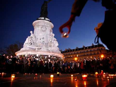 Người dân thắp nến tưởng nhớ các nạn nhân vụ khủng bố Paris