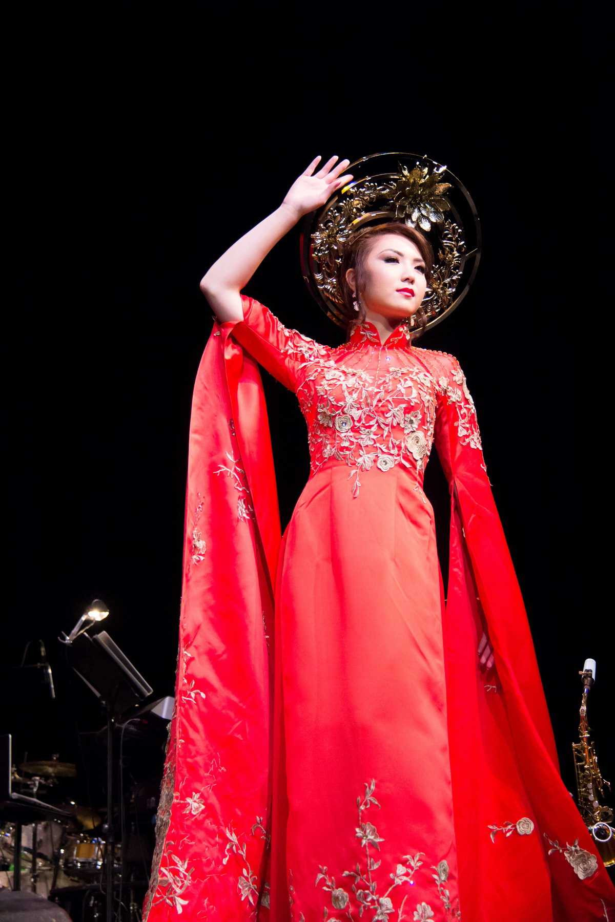 Dù không phải là một người mẫu chuyên nghiệp như HH 9x Jennifer Chung vẫn rất tự tin sải bước trên sàn catwalk.