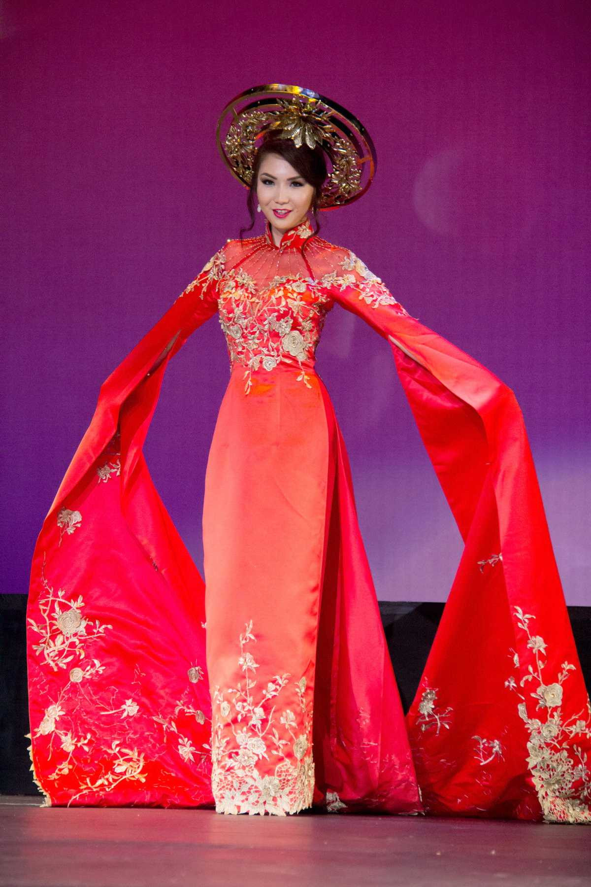 Jennifer Chung chia sẻ : đây không phải là lần đầu tiên cô trình diễn áo dài nhưng mỗi lần khoác trên mình tà áo dài truyền thống luôn khiến cô cảm thấy mình tự tin và dịu dàng thướt tha