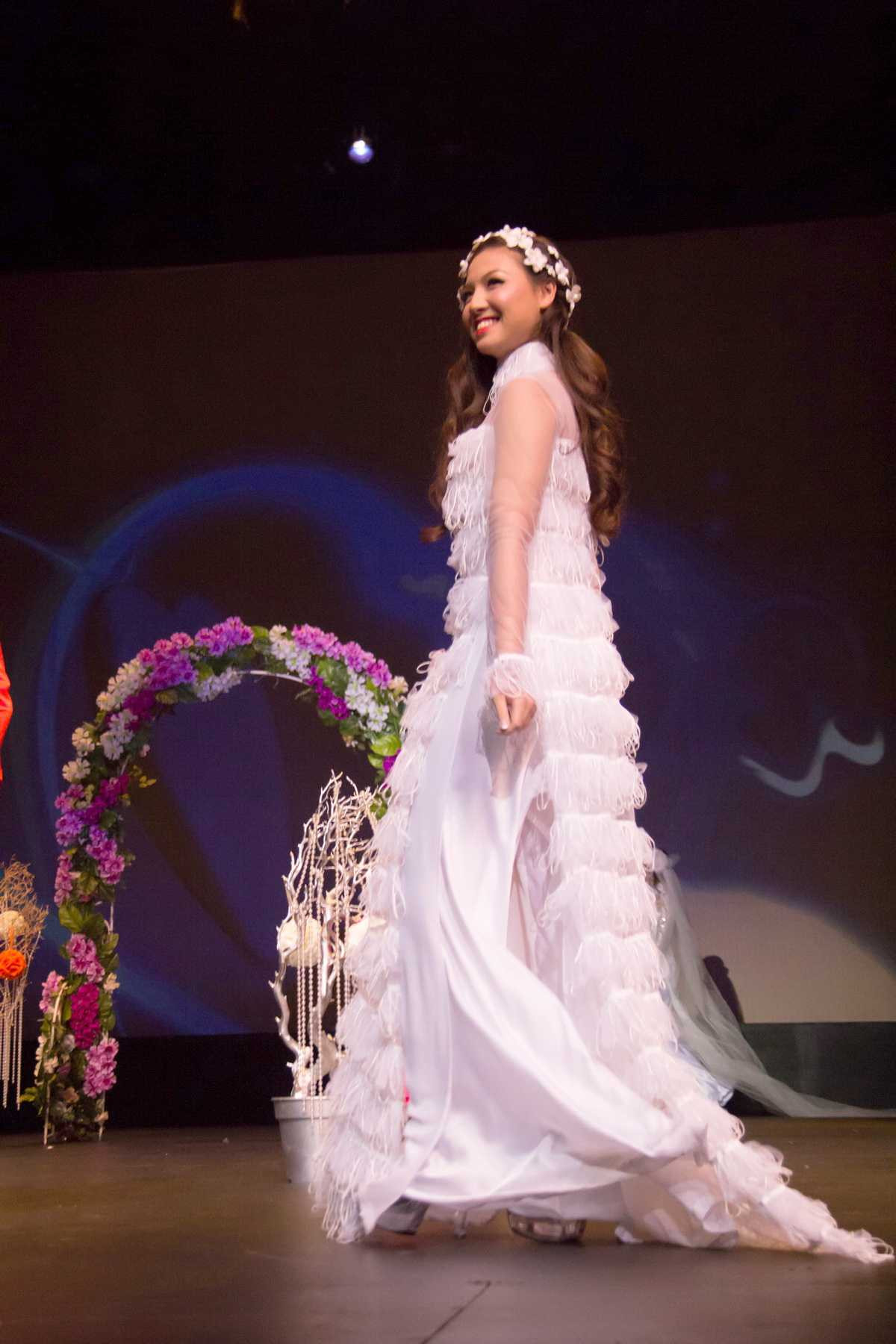 Điều đặc biệt là trong buổi trình diễn thời trang này, HH Jennifer Chung đã rủ các em ruột của mình cùng lên sân khấu đi sàn catwalk. Đây là cô em gái thứ 2 của Jennifer Chung