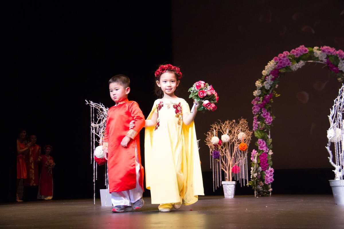 Sự chuyên nghiệp của cả 4 chị em nhà cô HH 9x đầy tài năng này đều nhận được sự khen ngợi và ủng hộ nhiệt tình của khán giả. Đây là cô em gái út của Jennifer Chung