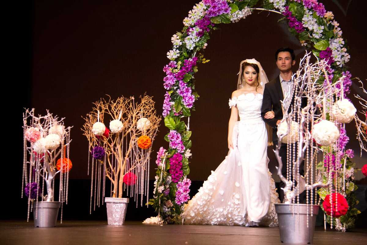 Không chỉ trình diễn áo dài, HH Jennifer Chung còn đẹp rạng rỡ đầy tinh khôi trong chiếc áo cưới được NTK Kiều Như làm dành riêng cho cô để tôn lên vẻ đẹp của người thiếu nữ đang tuổi xuân sắc