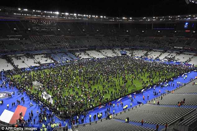 Quang cảnh Stade de France sau trận đấu