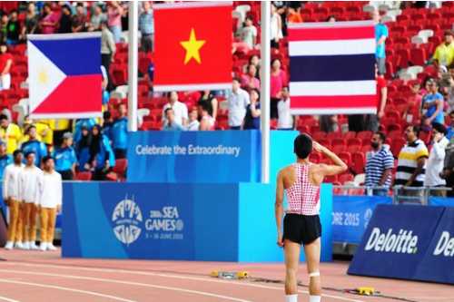 Đào Văn Thủy chào cờ tại SEA Games