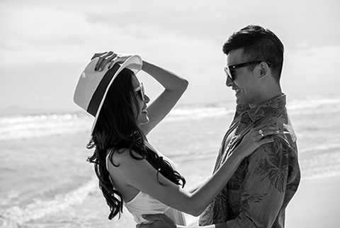 Bộ ảnh lãng mạn với biển của cặp đôi vừa được công bố được thực hiện bởi sự hỗ trợ của stylist Nguyễn Thiện Khiêm, nhiếp ảnh gia Louis Wu, D.I artist Nguyễn Đình Bá, chuyên viên trang điểm An An và tạo mẫu tóc Trần Khánh.