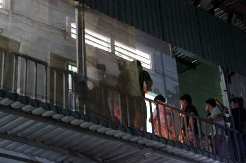 Công an khám nghiệm hiện trường - Ảnh: Đỗ Trường