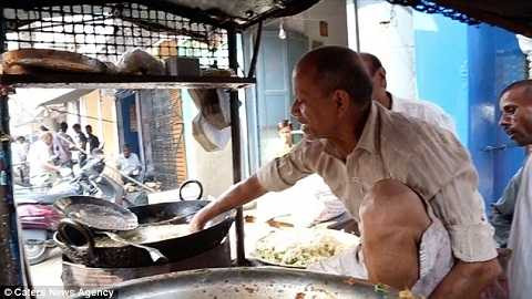 Ông Ram Babu có khả năng nhúng tay trực tiếp vào dầu sôi ở nhiệt độ 200 độ C dù đã ở độ tuổi 60.