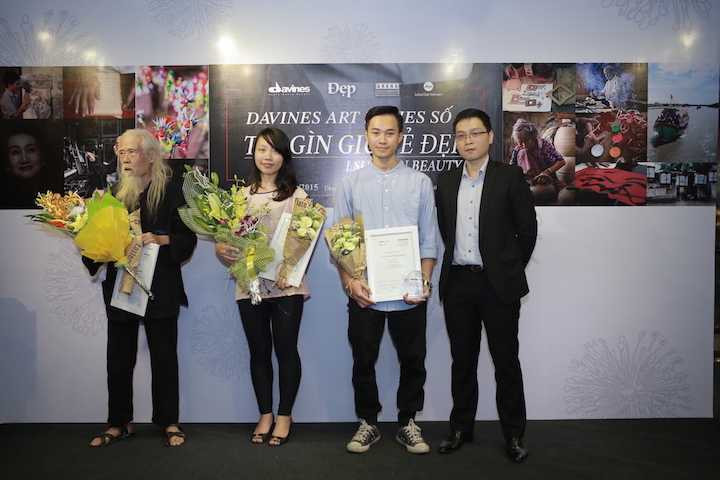 Đoàn Hoàng Khánh Linh (giữa) và TS Cung Khắc Lược lên nhận giải khuyến khích cuộc thi Tôi giữ gìn vẻ đẹp