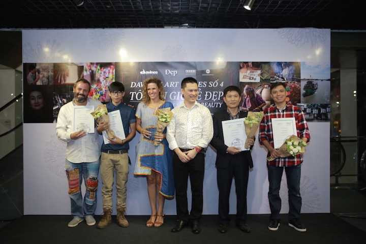 Nữ giảng viên âm nhạc đi tìm vẻ đẹp thư pháp Việt