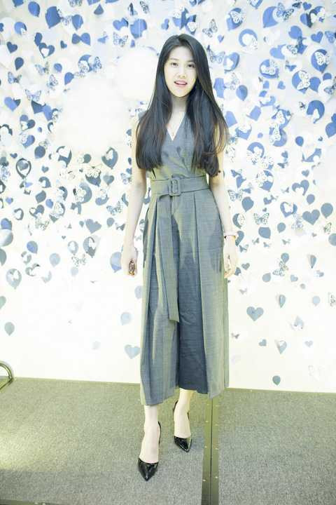 Với cách trang điểm nhẹ nhàng, Thu Hằng khoe được nét trẻ trung của mình