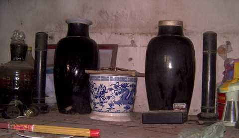 Đôi lộc bình cổ được cho là đề thơ của bà Hồ Xuân Hương hiện thuộc sở hữu của anh Thắng