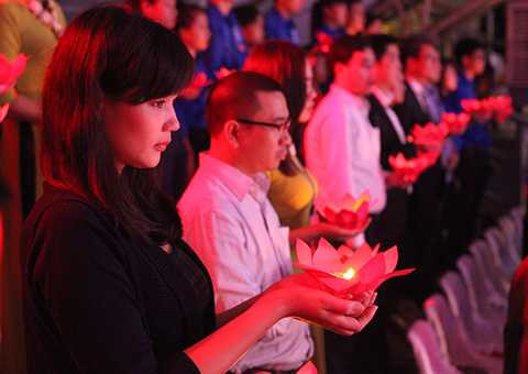 600 ngọn nến được thắp lên tưởng nhớ những người đã chết vì tai nạn giao thông 600 ngọn nến được thắp lên tưởng nhớ những người đã chết vì tai nạn giao thông