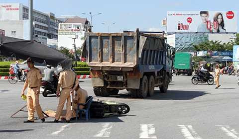 tai nạn giao thông, xe tải ben, hai mẹ con đi xem máy, cầu Tiên Sơn, Đà Nẵng, CSGT