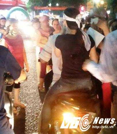 Cả phố nhốn nháo vì vụ đeo khăn tang, ông di ảnh xông vào đám cưới.