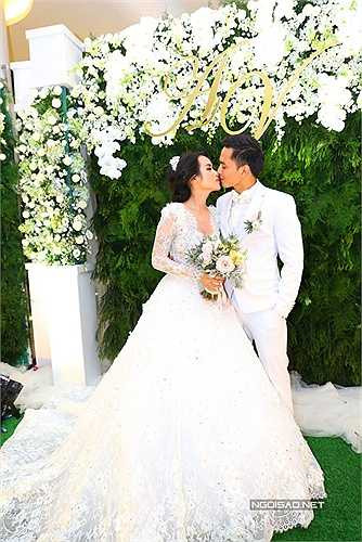 Đôi uyên ương quen nhau vào năm 2003 khi đóng chung trong phim 'Bếp hát'. Tuy nhiên, năm ngoái, cả hai mới công khai tình cảm và được đông đảo khán giả ủng hộ. 