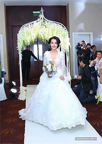 Cô dâu Tú Vi duyên dáng tiến vào lễ đường ngay sau đó.