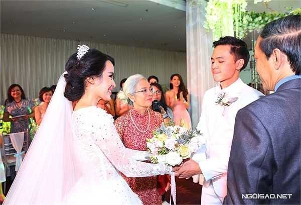 Cậu Phương và mẹ Bảy của Tú Vi dắt tay cô trao cho Văn Anh. Cả hai hy vọng, dù khó khăn thế nào, Văn Anh cũng chứng tỏ được tình yêu dành cho vợ. 