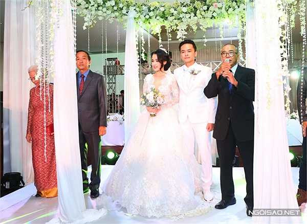 Bố Văn Anh chia sẻ, để có cuộc hôn nhân ngày hôm nay là sự cố gắng và ủng hộ của hai gia đình. Mẹ Bảy của Tú Vi dù không sinh ra cô nhưng có công dưỡng dục. 