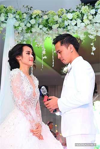 Trước màn trao nhẫn, Văn Anh đã xúc động dành những lời yêu thương cho vợ. Tuy nhiên, anh nghẹn ngào đến mức phải ngừng vài giây mới lấy lại bình tĩnh để bày tỏ lòng mình. Tú Vi đã ôm động viên để anh mạnh mẽ hơn. 