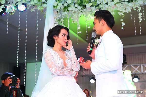 Văn Anh nói: 'Anh và em đến với nhau như một định mệnh. Người thiếu cái này, người thiếu cái kia và cả hai bù đắp cho nhau. Đây là lần đầu tiên và cũng là lần cuối cùng anh trao nhẫn cưới. 'Hãy cùng nhìn nhau già nữa' là câu nói của em mà anh thích nhất. Mình hãy cùng làm điều đó nhé'. 