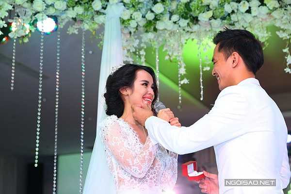 Tú Vi bật khóc trước tình yêu của Văn Anh. Cô thổ lộ: 'Đúng là chúng ta, người hụt cái này, cái kia. May mắn Chúa đã cho em gặp anh, giúp em biết người đàn ông trong mộng của em là như thế nào. Lúc quen nhau một tuần, anh đã nói anh sẽ cưới em. Em cám ơn anh đã làm điều đó. Em muốn mình sống bên nhau suốt đời và giữ lời thề nguyện hôm nay. Anh là duy nhất của em'.